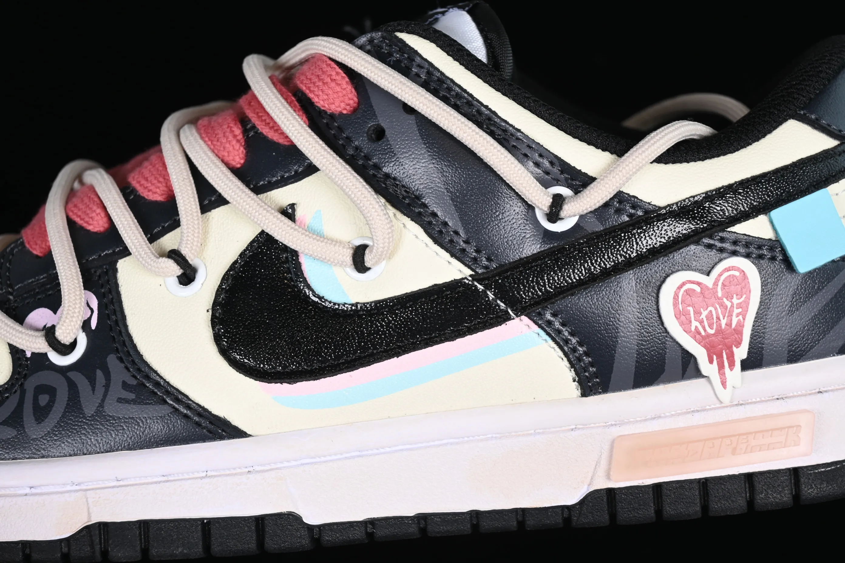 All Categories Nk SB Dunk Series Nk SB Dunk Low Low-top sneakers Customized large box Nk Dunk Low Panda Prank-Psychedelic Love SB strap low-top casual sneakers CW1590-100